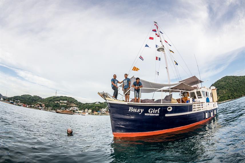 Busy Girl - Liveaboard Indonesia (2)