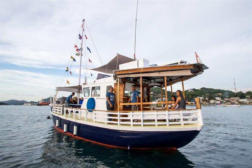 Busy Girl - Liveaboard Indonesia (5)