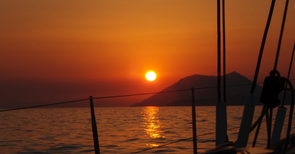 Komodo Liveaboard Guide: Dive Sites, Seasons, and What to Expect - Liveaboard Indonesia